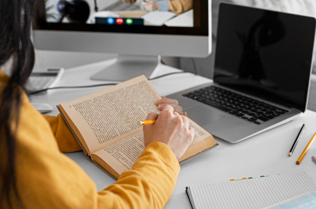 Умение правильно использовать degrees of comparison сделает вашу речь более выразительной и точной Девушка что-то ищет в книге (фото)